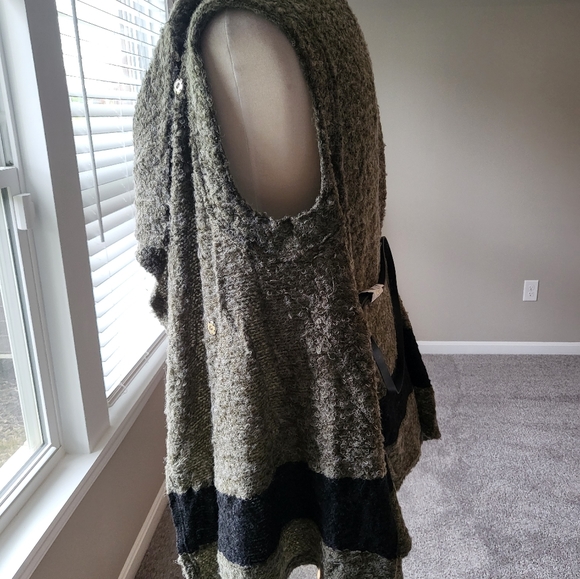 Ryu Taupe/Gray and Black Boucle Knit Snap/Belted Sweater Vest (Size M) - Picture 11 of 16